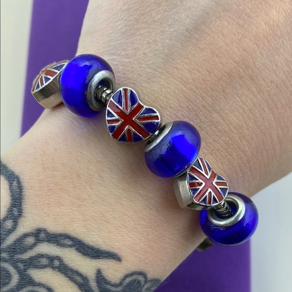 ๐ Elegant Union Jack Heart Charm Bracelet in Blue and Silver - Picture 4 of 4